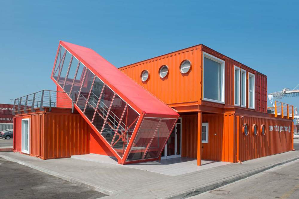 Дом из морского контейнера – надежная модульная постройка для садового участка