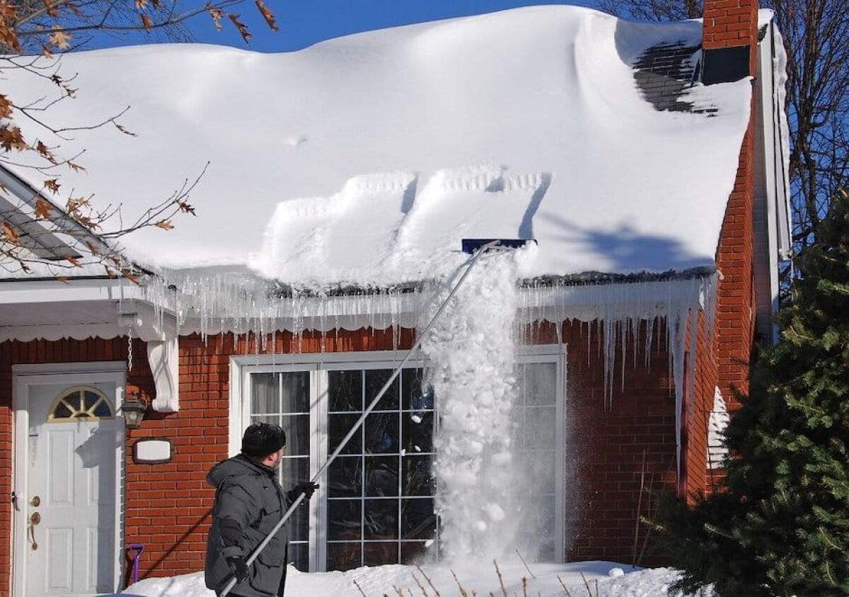 Снять снежок. Приспособление для уборки снега с крыши. Снегоочиститель для крыши. Скребок для уборки снега с крыши. Приспособление для чистки снега с крыши дома.
